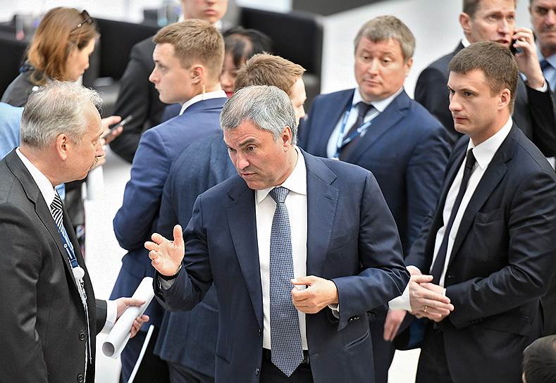 Председатель Государственной думы России Вячеслав Володин (в центре) 