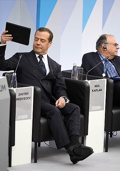 Председатель Правительства России Дмитрий Медведев (слева) и основатель международного арбитражного центра Гонконга Нил Каплан во время пленарного заседания &quot;Право как искусство&quot;