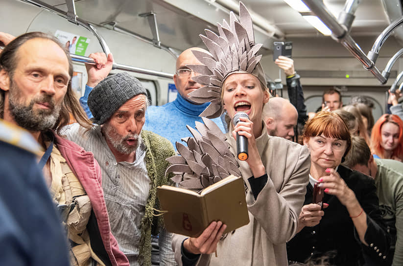 Актеры нидерландского театра Gajes во время представления в метро Санкт-Петербурга фрагментов из спектакля Odyssee по мотивам классической поэмы Гомера &quot;Одиссея&quot;