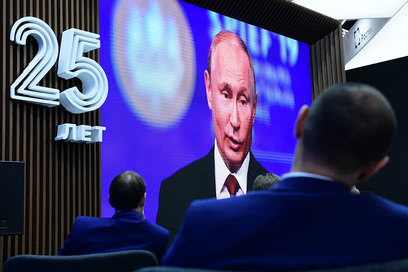 Делегаты ПМЭФ-2019 смотрят выступление президента РФ Владимира Путина на пленарном заседании