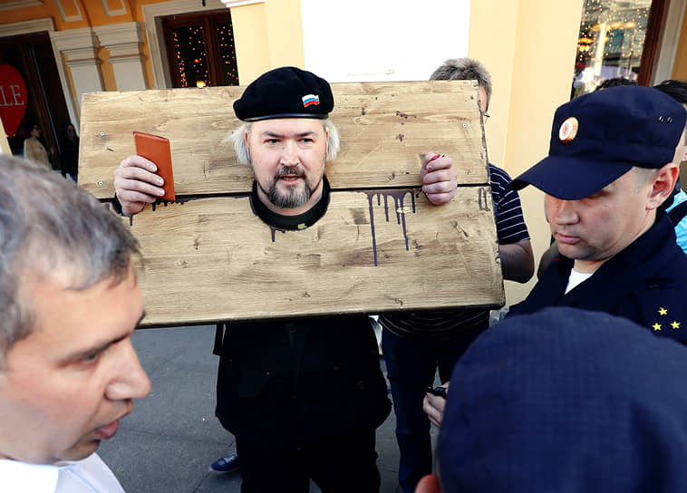 Несогласованная акция возле Гостиного двора в поддержку журналиста портала &quot;Медуза&quot; Ивана Голунова 