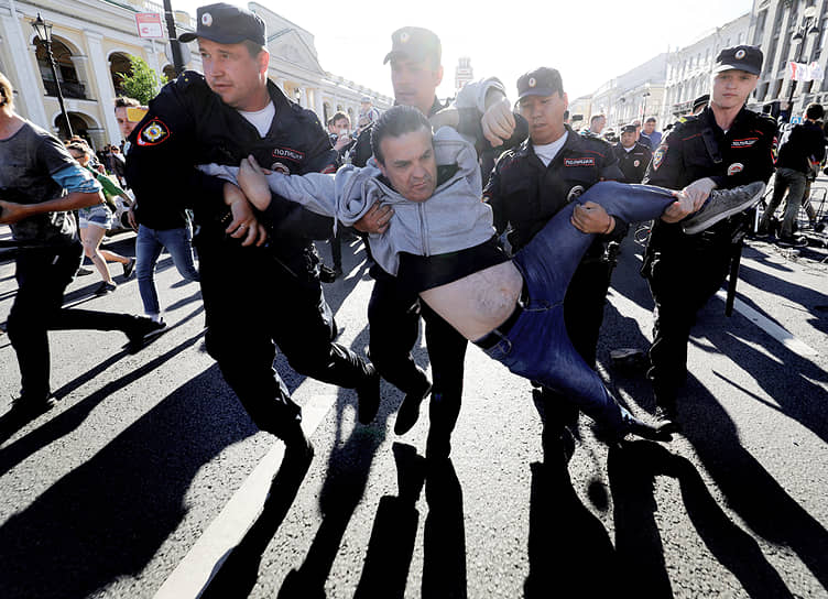 Полиция задерживает активиста несогласованной акции в поддержку журналиста портала &quot;Медуза&quot; Ивана Голунова 
