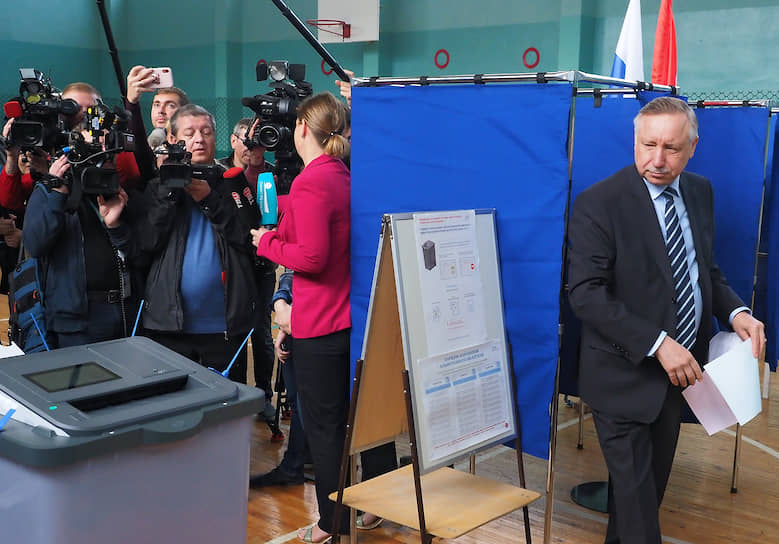 Временно исполняющий обязанности губернатора Санкт-Петербурга Александр Беглов (справа) во время голосования на избирательном участке