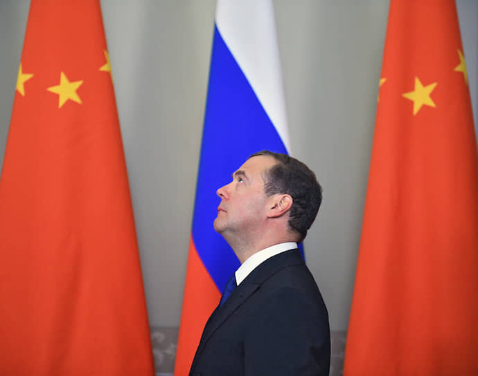 Председатель Правительства России Дмитрий Медведев перед началом 24-й регулярной встречи глав Правительств России и Китая. Встреча прошла в Константиновском дворце в Стрельне