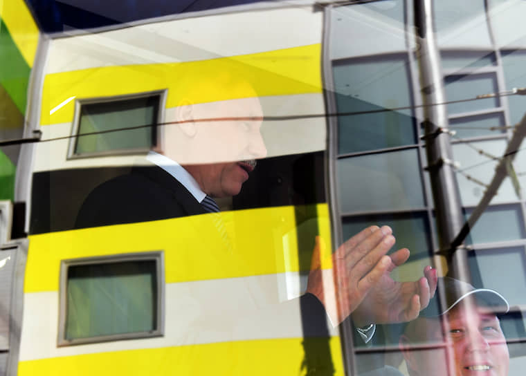 Временно исполняющий обязанности губернатора Санкт-Петербурга Александр Беглов (слева) с водителем трамвая &quot;Чижик&quot; в кабине