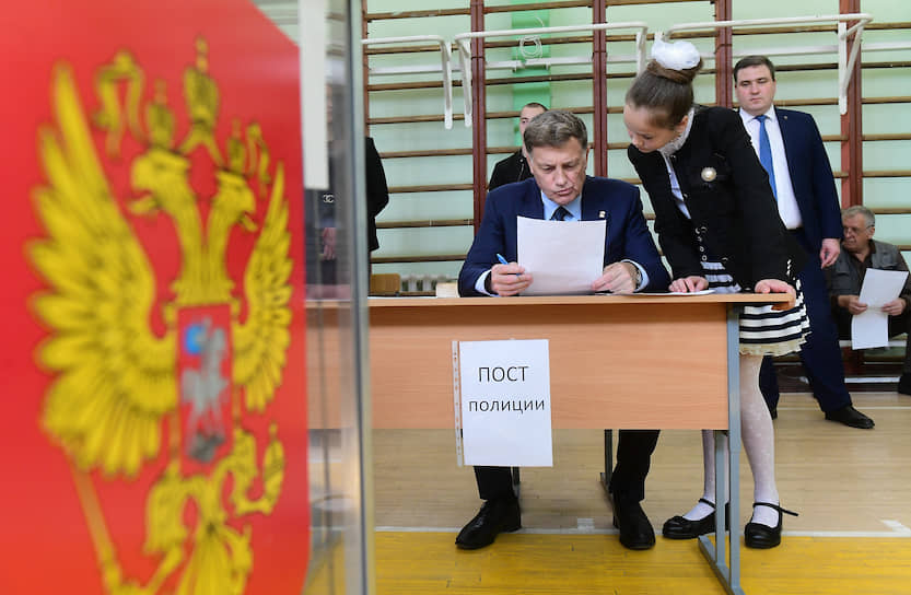 Председатель Законодательного собрания Санкт-Петербурга Вячеслав Макаров во время голосования 