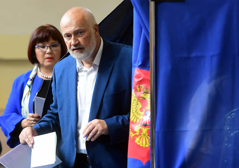 Кандидат на выборах на пост губернатора Санкт-Петербурга Михаил Амосов во время голосования 