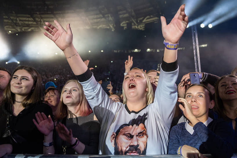 Зрители во время финального концерта стадионного тура группировки &quot;Ленинград&quot; на стадионе &quot;Газпром Арена&quot;