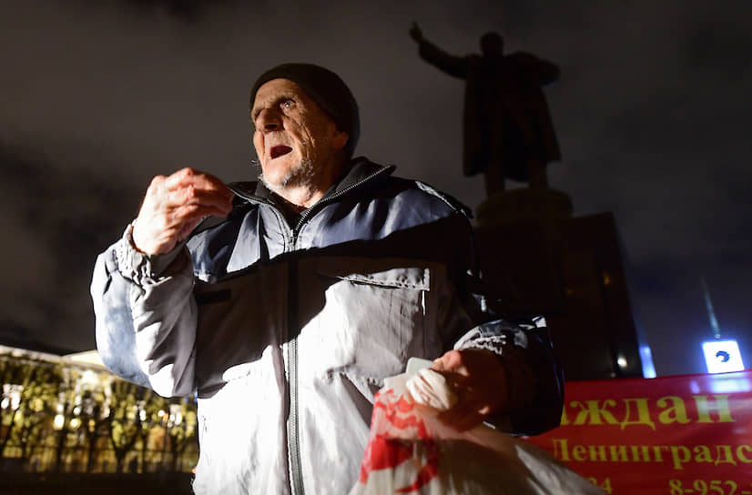 Участник митинга в 102 годовщину Октябрьской революции читает стихи на площади Ленина у Финляндского вокзала