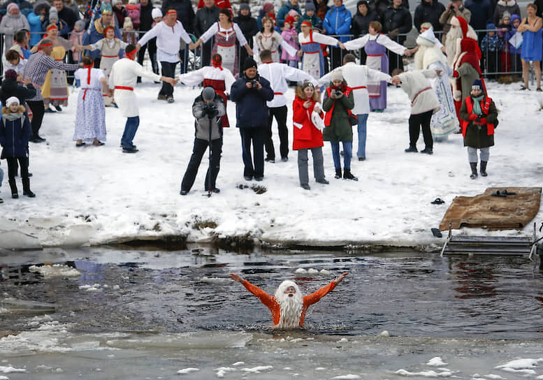 XIX Зимний фестиваль &quot;Олонецкие морозные игры&quot;: &quot;Морозные заплывы&quot;. Дед Мороз купается в реке Олонке, г. Олонец