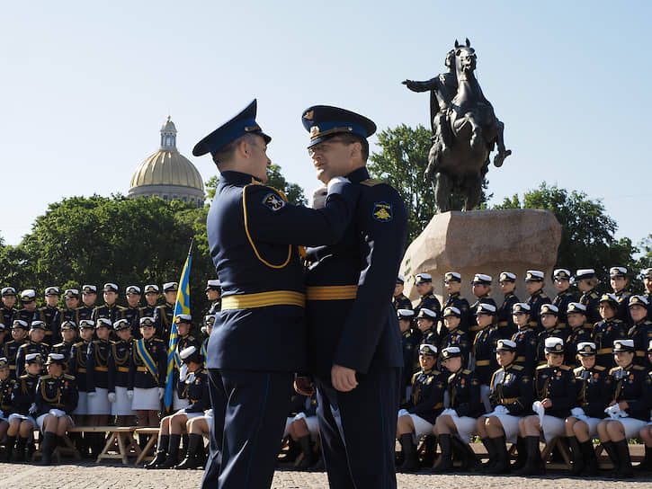 Девушки военнослужащие во время фотографирования после парада на Сенатской площади.