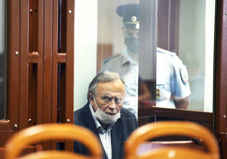 Олег Соколов, обвиняемый в убийстве своей аспирантки СПбГУ Анастасии Ещенко, во время заседания суда