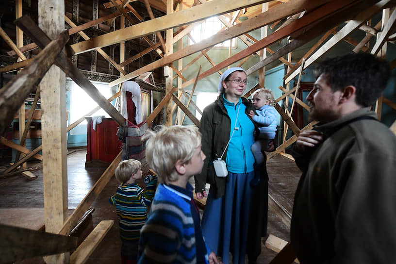 Приход в Ошевенске, куда входят несколько деревень, небольшой –
места эти малонаселенные, но православные традиции здесь очень сильны