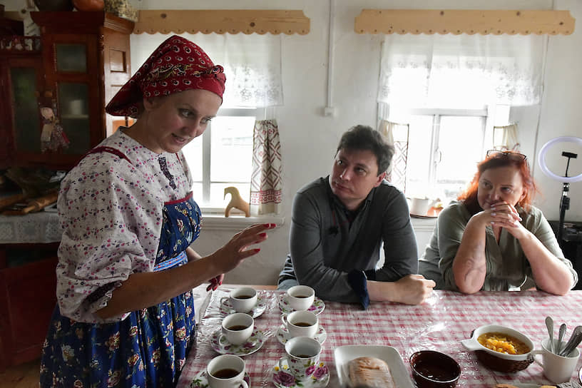 Маруся Клочева, жительница Каргополя, в своей избе угощает чаем и
печатными пряниками