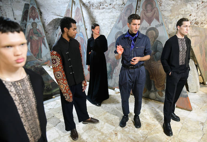 Дизайнер Фрол Буримский (второй справа) на превью своих первых
коллекций в Христорождественском соборе Каргополя
