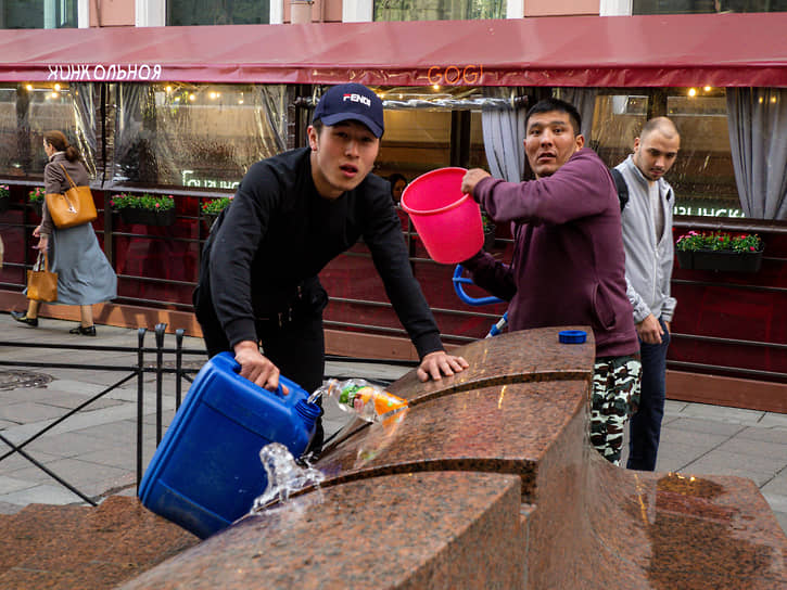 Мигранты набирают воду из фонтана на Малой Садовой улице