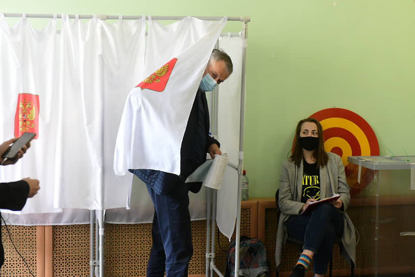 Губернатор Ленинградской области Александр Дрозденко во время голосования на избирательном участке 131 в поселении Лупполово