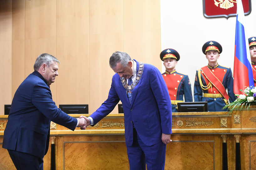 Вступление в должность перевыбранного губернатора Александра Дрозденко (справа). Слева предыдущий губернатор Валерий Сердюков