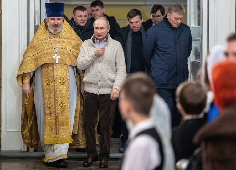 Президент России Владимир Путин (в центре) во время Рождественского богослужения в Спасо-Преображенском соборе