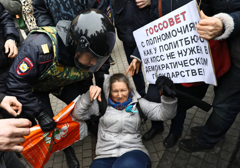 Акция &quot;В защиту конституционного строя Российской Федерации&quot; прошла на площади Восстания. Сотрудники полиции во время задержания участников акции