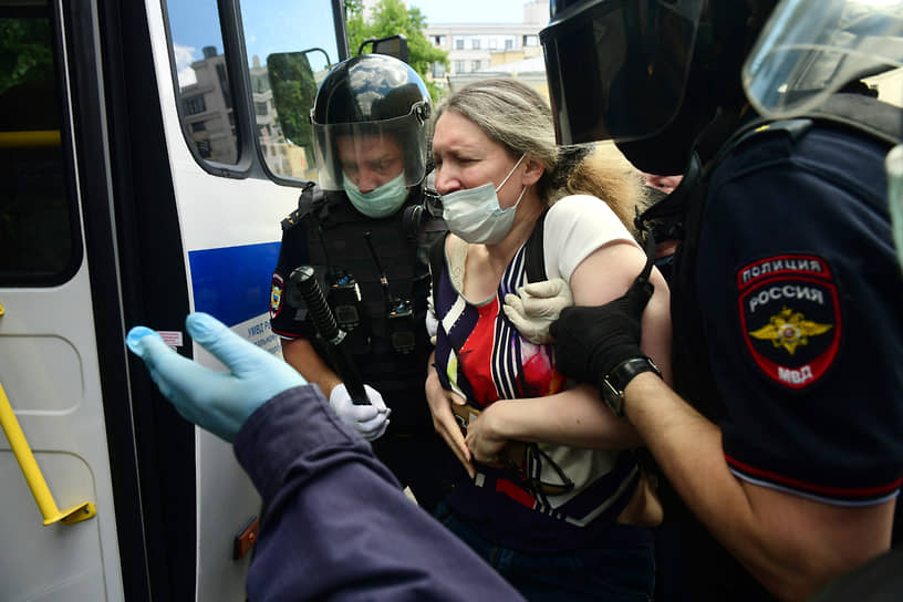 Сотрудники полиции задерживают протестующих активистов во время оглашения приговора Юлию Бояршинову и Виктору Филинкову