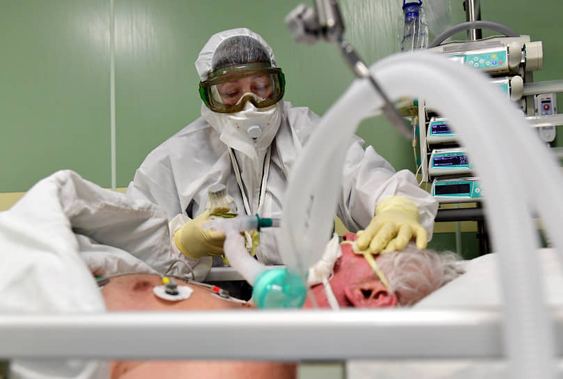 Пациент клинической инфекционной больница имени С. П. Боткина во время интенсивной терапии и лечения от  коронавирусной инфекции COVID-19