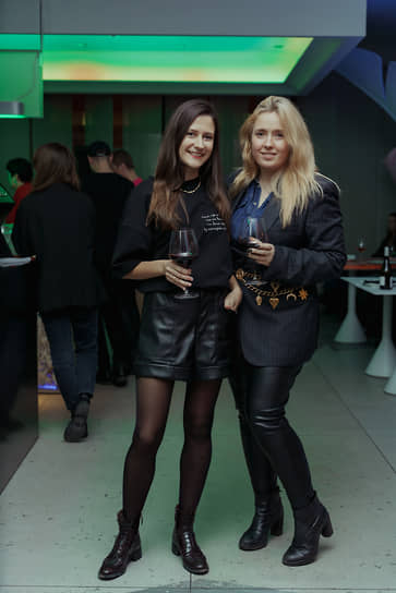 Основатель книжного клуба #i_see_spb_literature Анна Озеркова (слева)