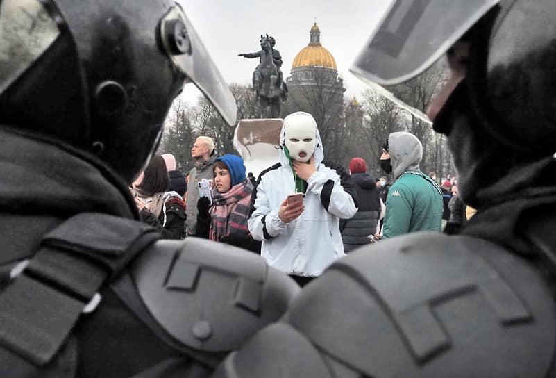 Несогласованная акция в поддержку политика Алексея Навального на Сенатской площади. Участники акции