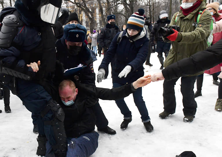 Несогласованная акция в поддержку политика Алексея Навального на Сенатской площади. Сотрудники силовых органов во время задержания протестующего