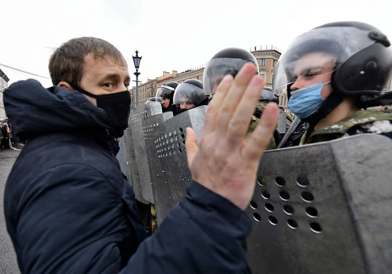 Протестующий с поднятыми руками перед сотрудниками Росгвардии на Исаакиевской площади