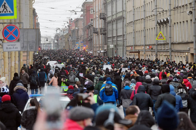Несогласованная акция в поддержку оппозиционера Алексея Навального. Марш протестующих по Гороховой улице