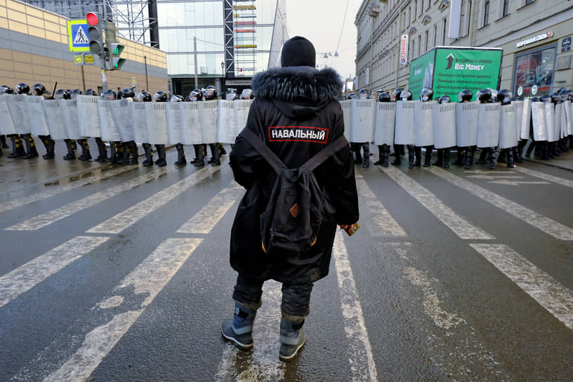 Несогласованные акции в поддержку оппозиционера Алексея Навального на Сенной площади