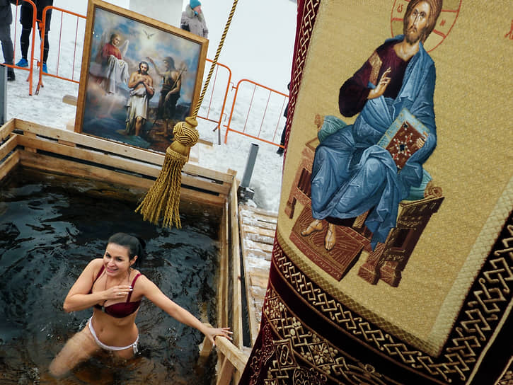 Праздник Крещения Господня. Верующие во время крещенских купаний в реке Неве возле Петропавловской крепости