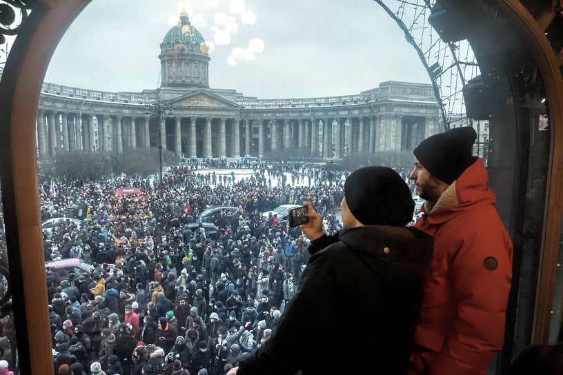 Шествие по Невскому проспекту в поддержку политика Алексея Навального
