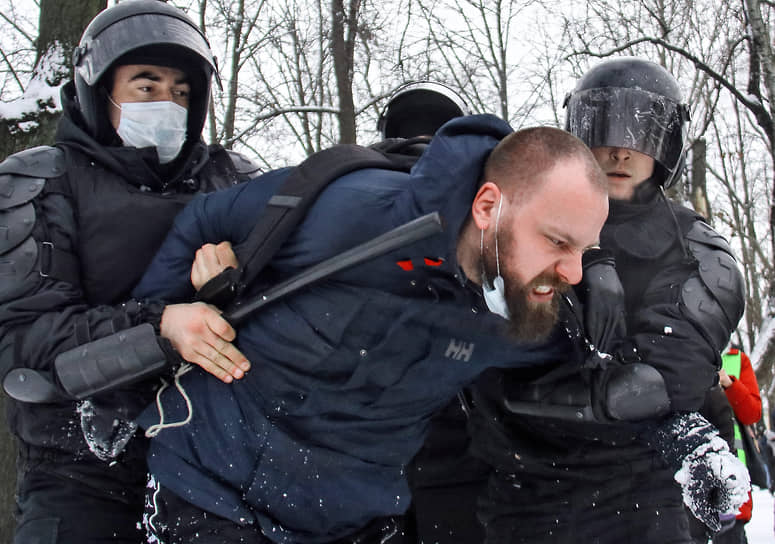 Несогласованная акция в поддержку оппозиционера Алексея Навального в Санкт-Петербурге. Задержание участников акции