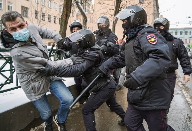 Несогласованная акция в поддержку задержанного оппозиционера Алексея Навального в центре города. Сотрудники полиции во время задержания участников акции