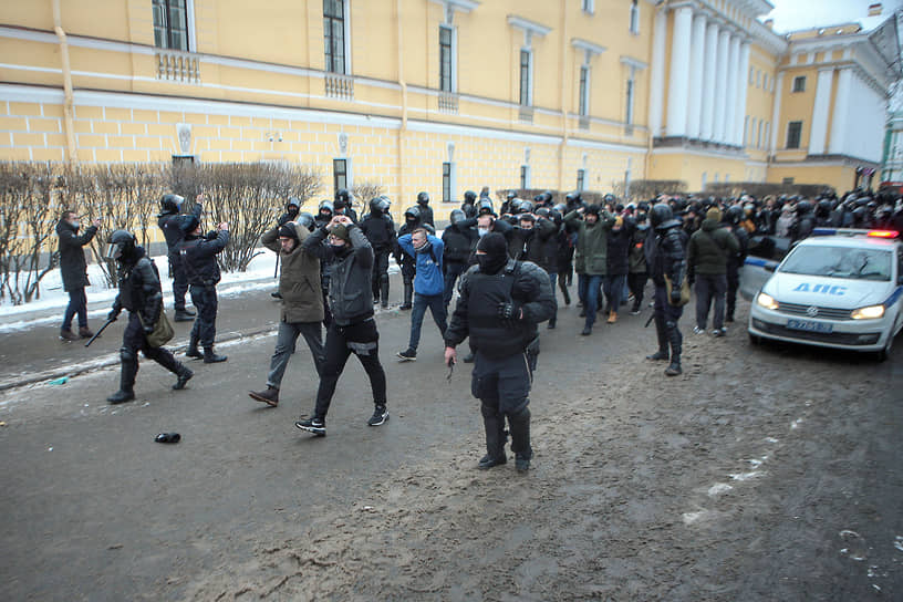 Несогласованные акции в поддержку Алексея Навального в центре города. Сотрудники силовых органов во время конвоирования задержанных с поднятыми руками возле здания Адмиралтейства