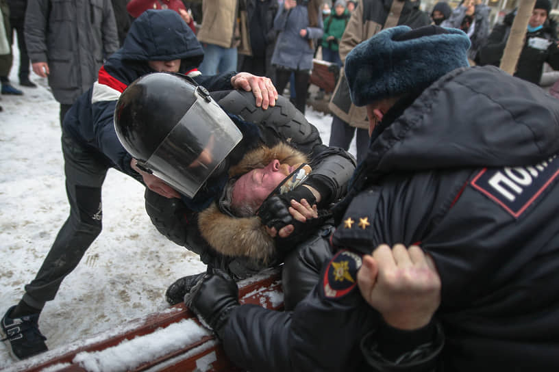 Несогласованные акции в поддержку Алексея Навального в центре города. Сотрудники полиции во время задержания протестующего