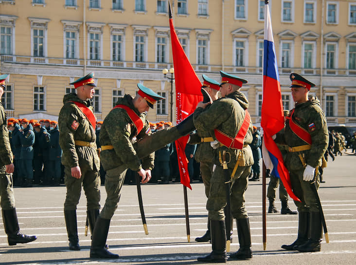 Репетиция пешей части парада Победы на Дворцовой площади в честь 76-й годовщины Победы в Великой Отечественной войне