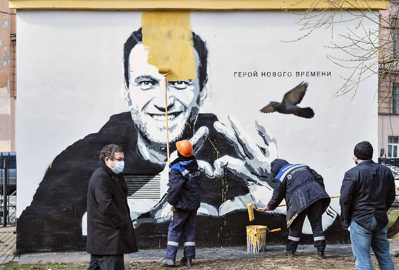 Сотрудники компании &quot;Россети&quot; закрашивают граффити с изображением Алексея Навального и фразой &quot;Герой нового времени&quot; на трансформаторной будке в Пушкарском саду