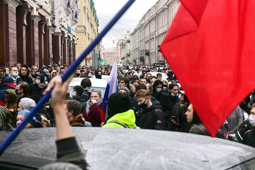 Несогласованная акция в поддержку политика Алексея Навального в центре города