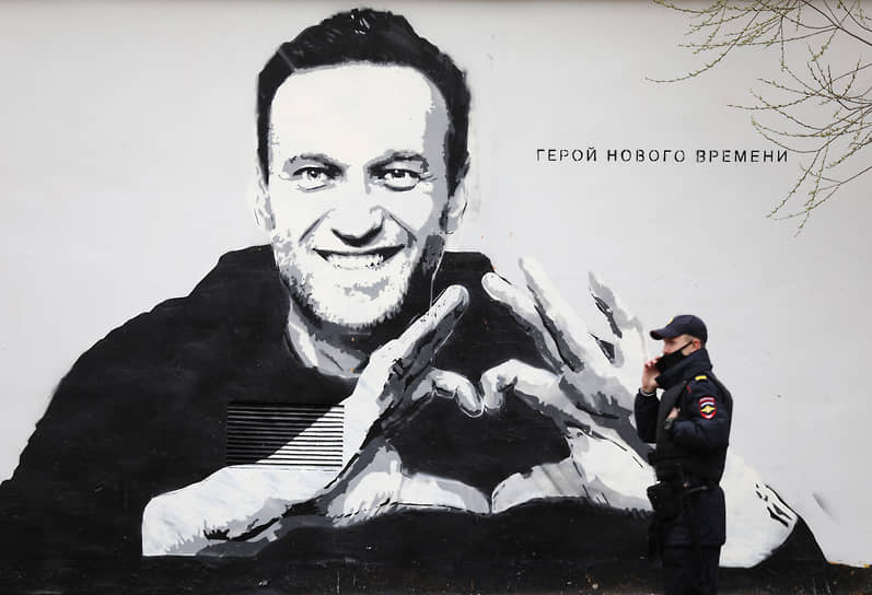 Граффити с изображением политика Алексея Навального в Пушкарском саду