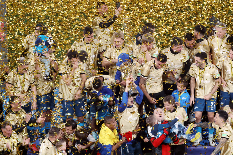 Игроки команды "Зенит" во время празднования победы в чемпионате России