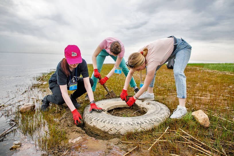 Экологические соревнования по уборке и сортировке мусора прошли на берегу Финского залива в Ольгино