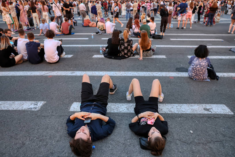 Выпускники во время праздника на Дворцовой площади
