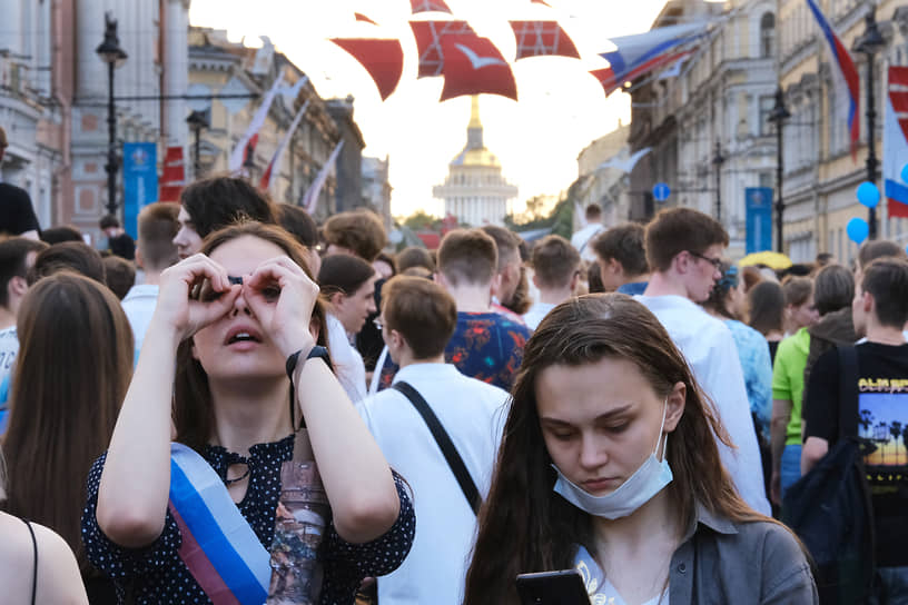 Выпускники идут по Невскому проспекту к Дворцовой площади, где состоится концерт