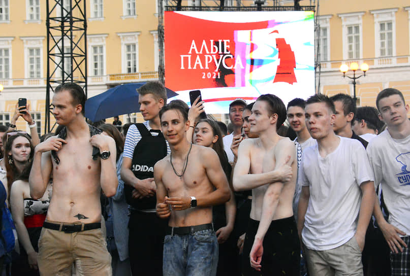 Выпускники во время праздничного концерта на Дворцовой площади