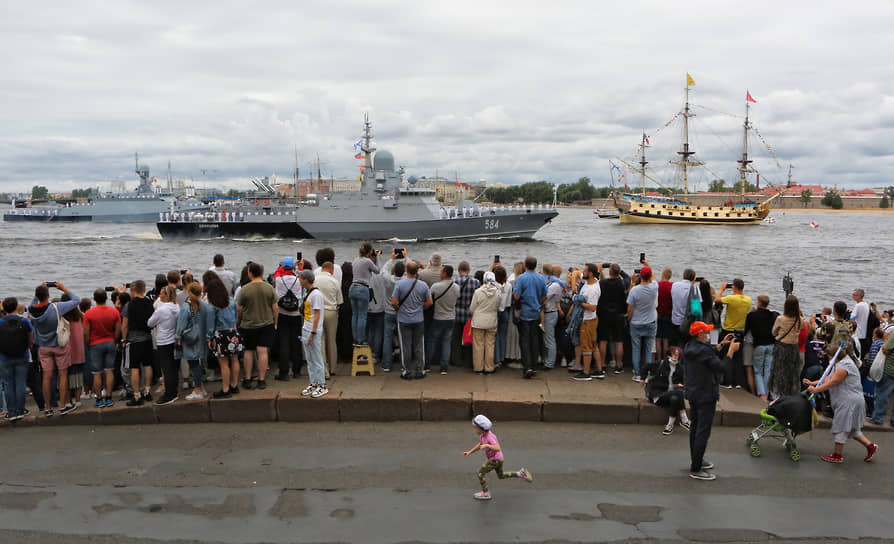 Зрители на Дворцовой набережной во время парада в честь Дня Военно-морского флота 