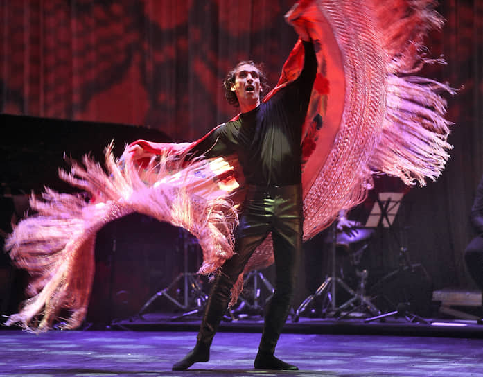 Хореограф, танцовщик, директор Национального балета Испании Рубен Ольмо во время спектакля