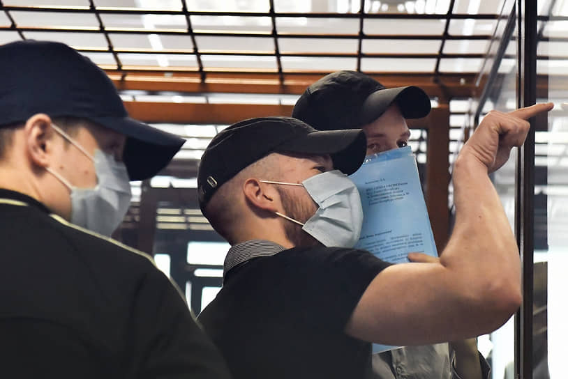 Члены банды неонацистов "Невоград-2" во время заседания Городского суда Санкт-Петербурга в 2018 году.